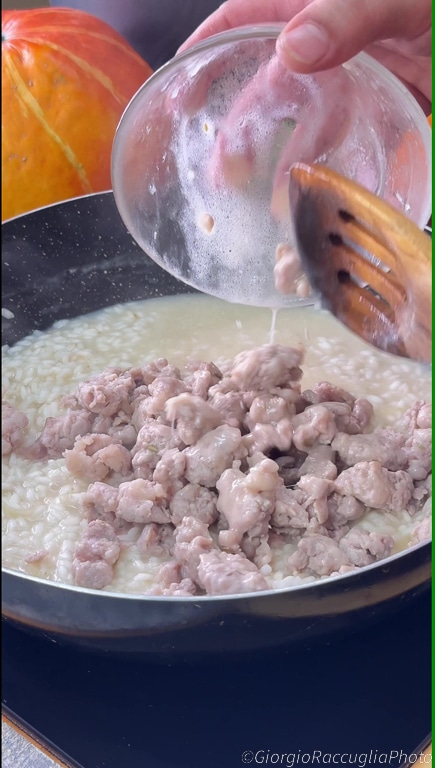 gratinieres Risotto mit rotem Kürbis und Wurst