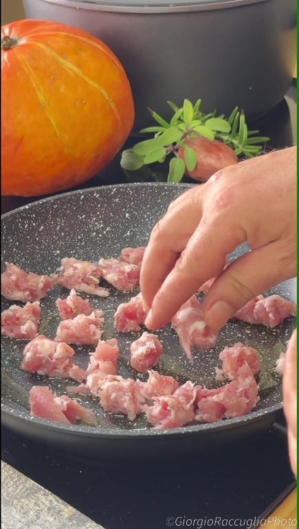 gratinieres Risotto mit rotem Kürbis und Wurst