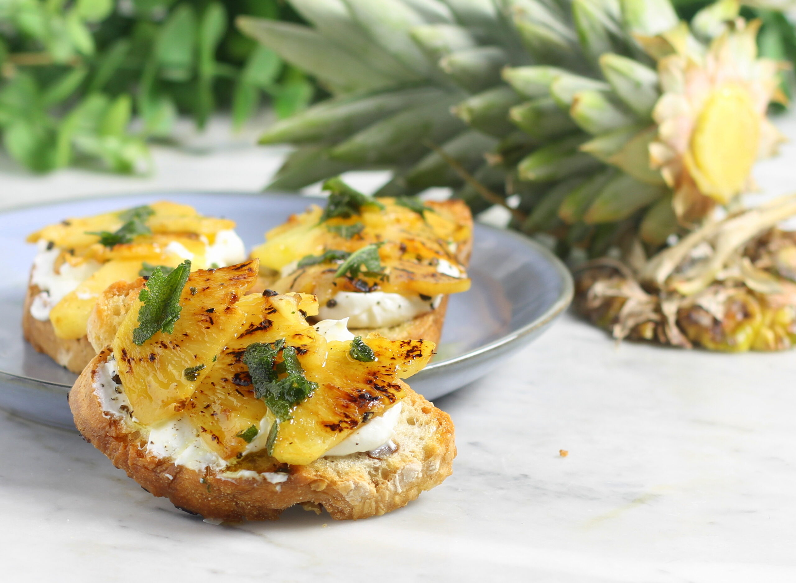 Gegrillte Ananas- und Käse-Crostoni