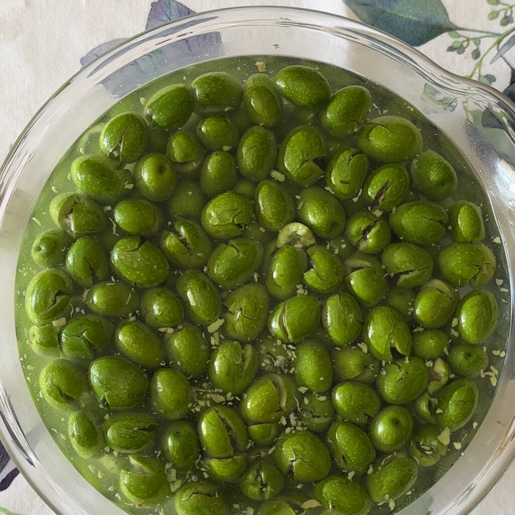 Rezept, um grüne Oliven zu süßen und zu zerdrücken