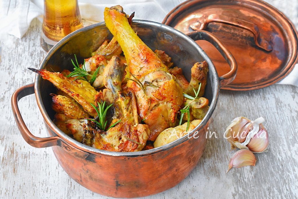 Hähnchen mit Bier und Marinade in der Pfanne oder im Ofen