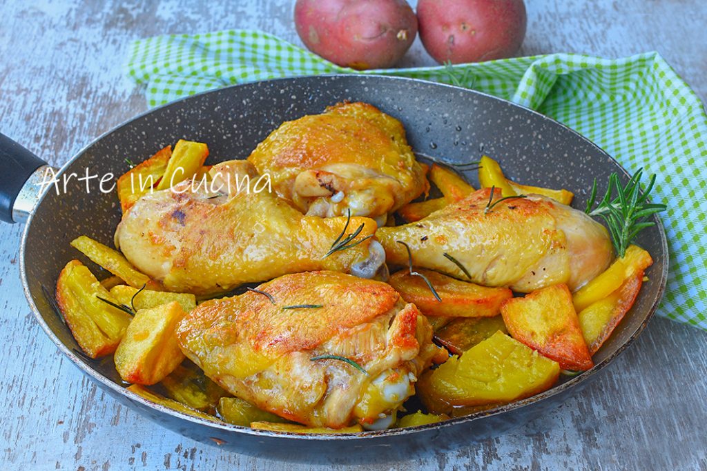 Hähnchen mit knusprigen Kartoffeln in der Pfanne