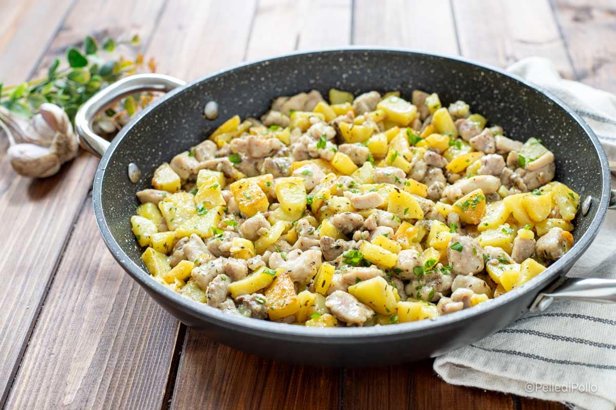 Hähnchen und Kartoffeln in der Pfanne