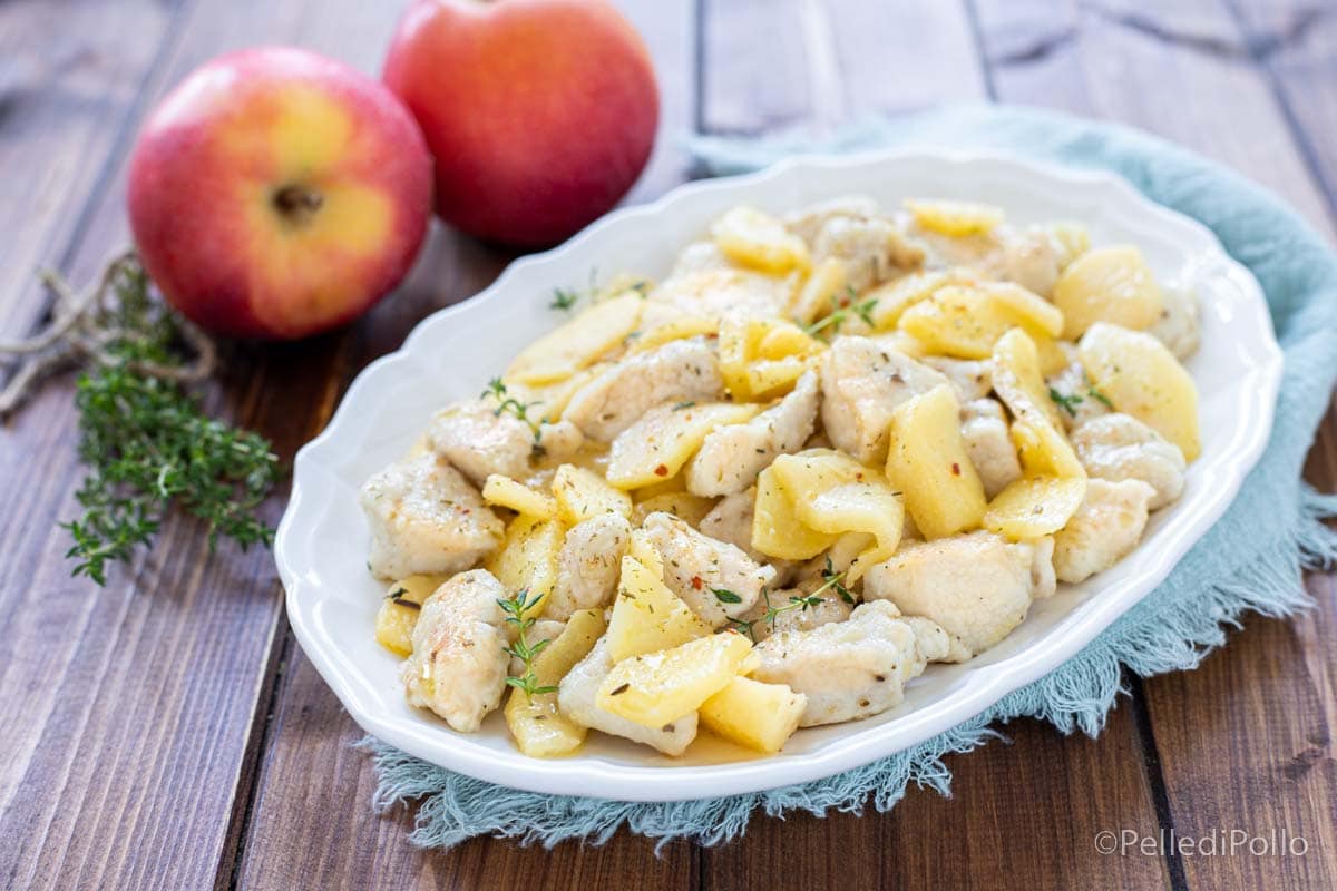 Hähnchenbrust mit Äpfeln in der Pfanne