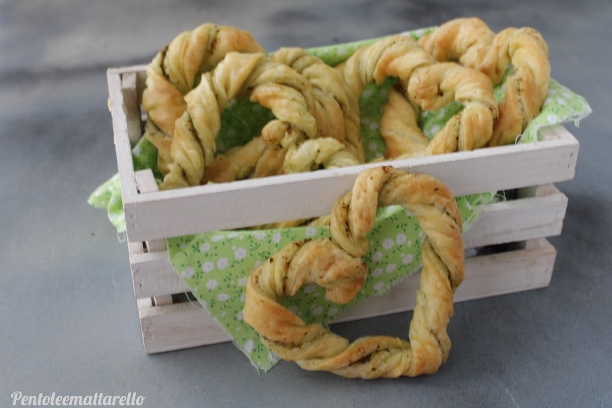 Blätterteigherzen mit Pesto