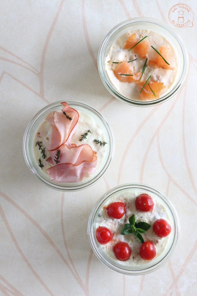 herzhafte Cheesecakes im Glas in der Mikrowelle gekocht