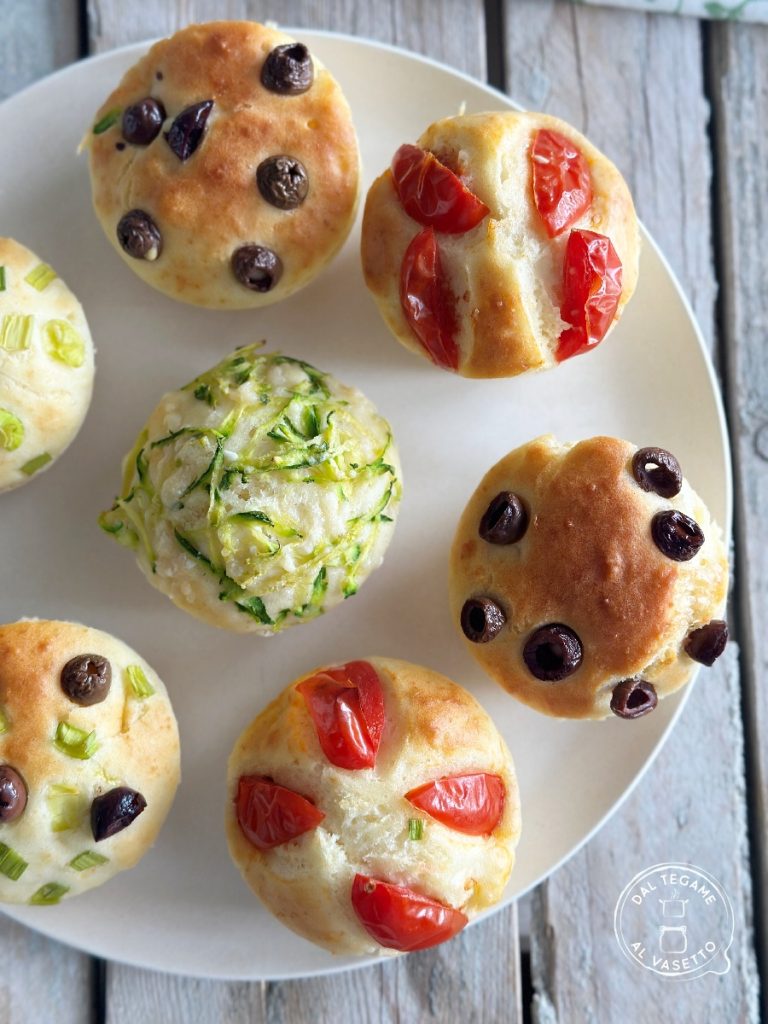 schnelle herzhafte Joghurtmuffins gefüllt und in der Mikrowelle gebacken