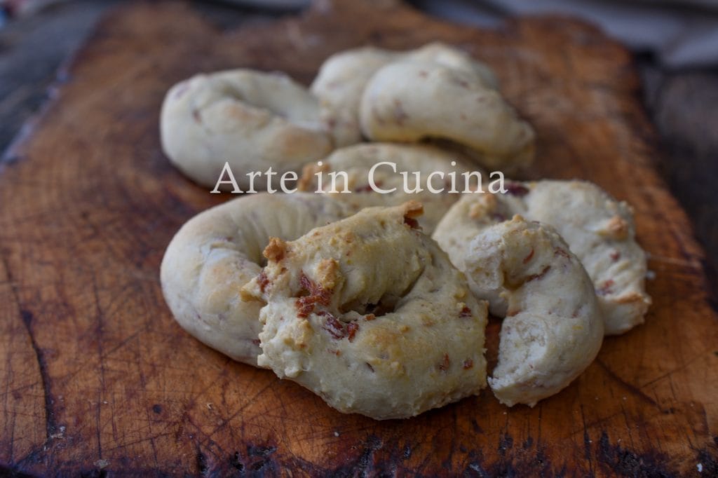 Herzhafte Taralli mit Speck und Parmesan