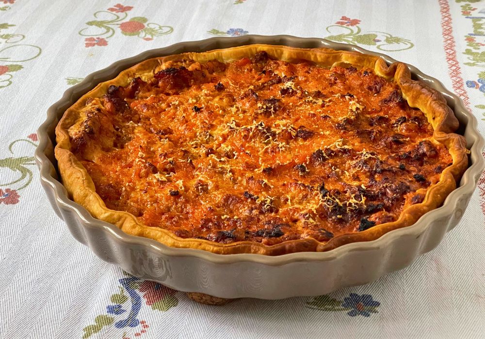 Herzhafte Torte mit Kürbis, Wurst und Asiago