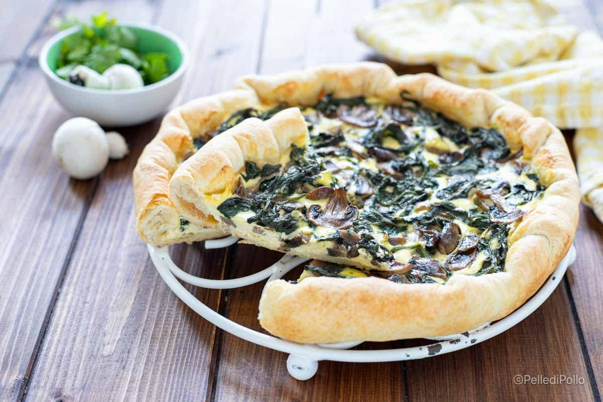 Herzhafte Torte mit Pilzen und Spinat