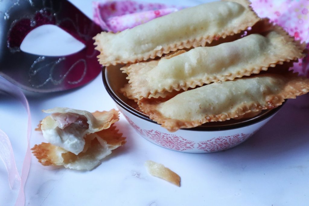 herzhafte Chiacchiere gefüllt mit Stracchino und Speck