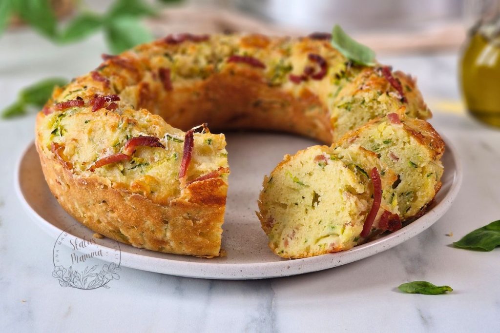 herzhaftes Zucchinibrot mit geriebenen Zucchini und Speck