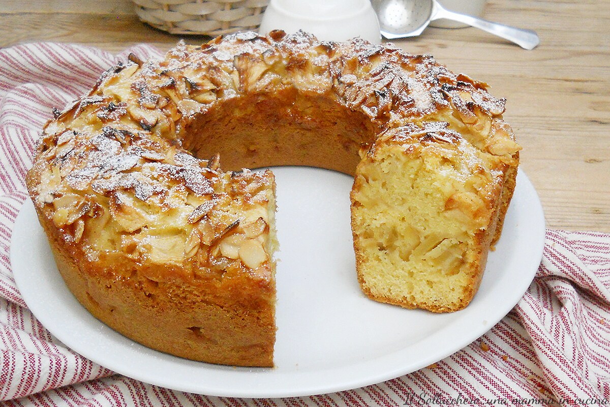 Hoher und flauschiger Apfelschichtkuchen