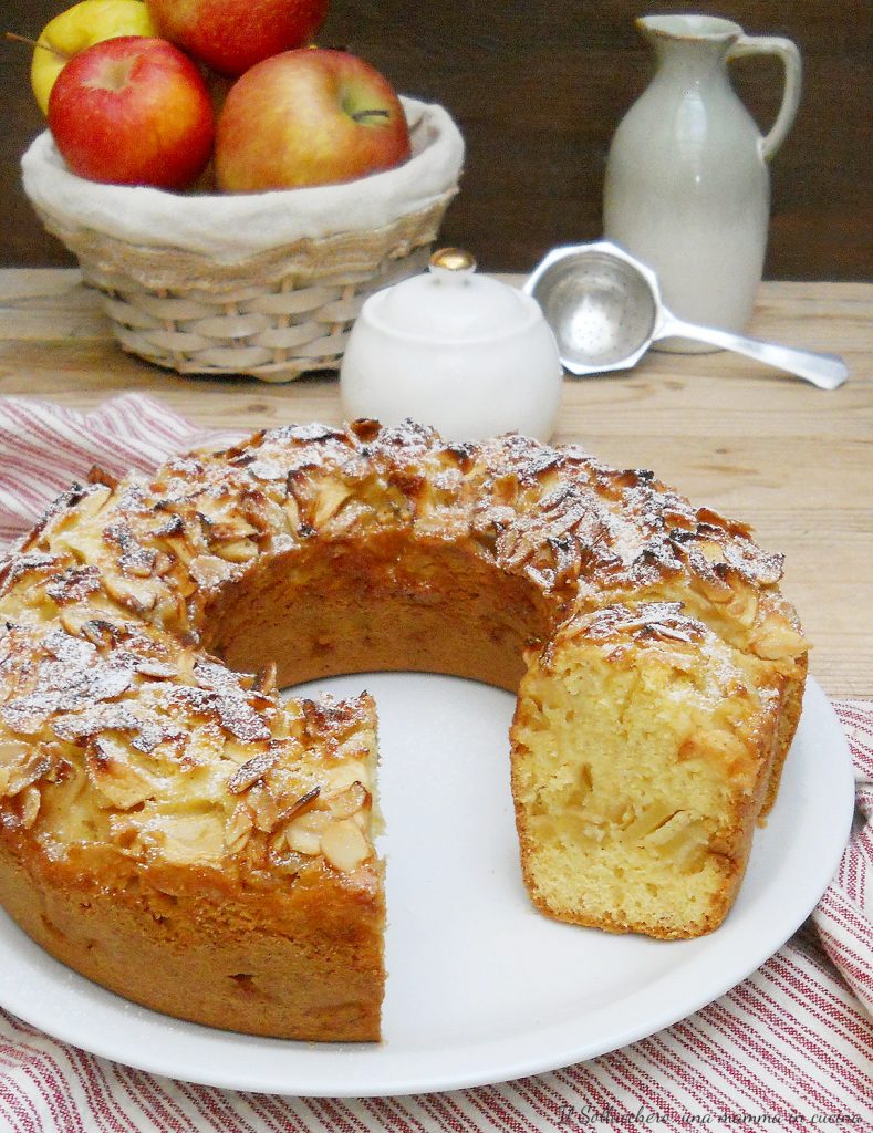 Hoher und flauschiger Apfelschichtkuchen vert