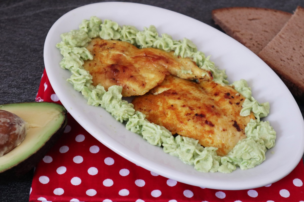 Huhn mit Kurkuma und Avocadocreme