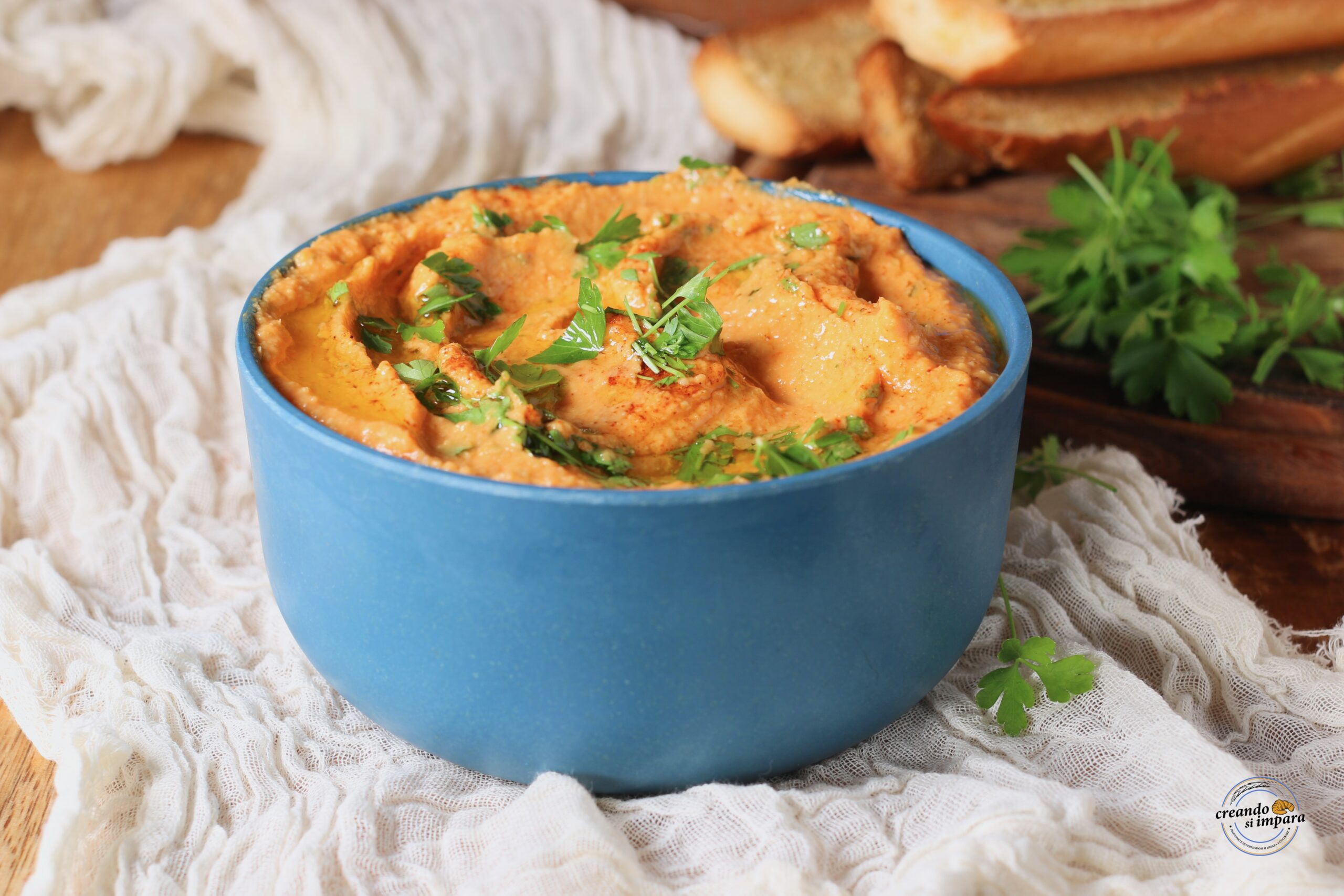 Hummus aus Kichererbsen und Paprika