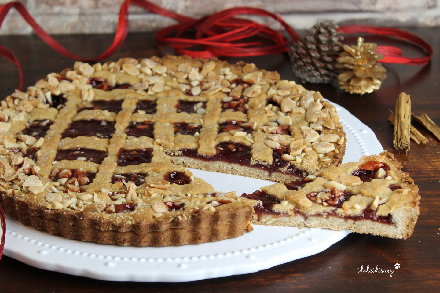 Würziger Mürbeteigkuchen mit Marmelade und Mandeln