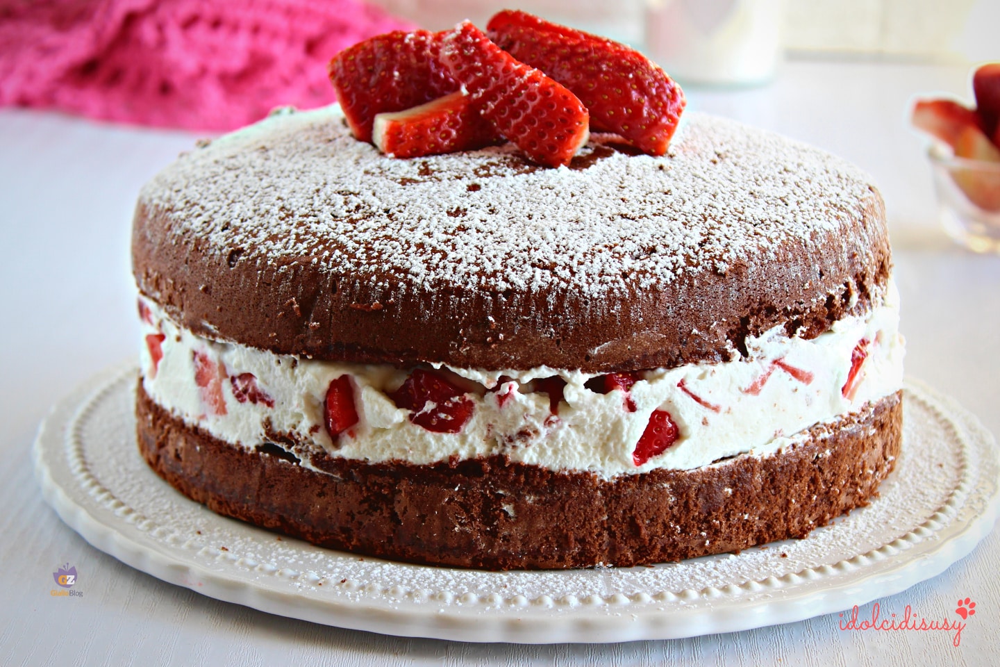 Schokoladenkuchen mit Erdbeeren und Sahne