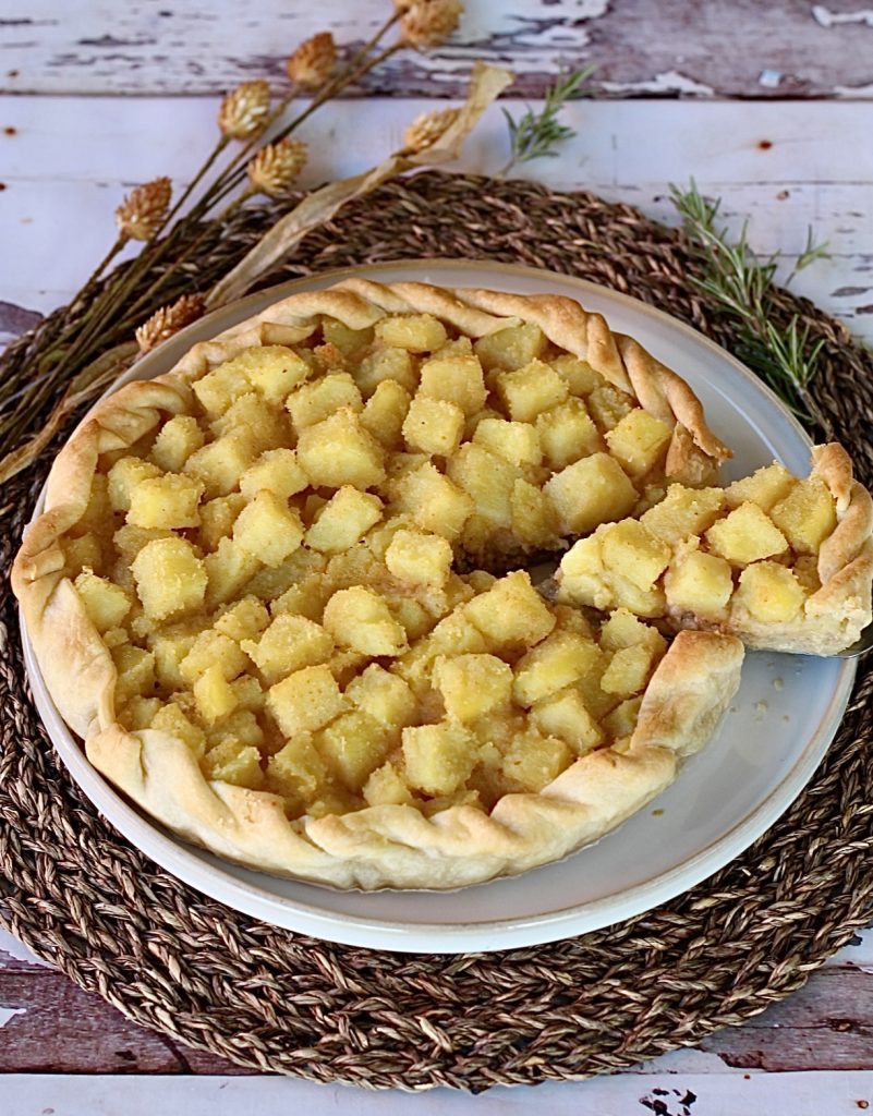 Herzhafter Kuchen mit Stracchino, Wurst und knusprigen Kartoffeln.