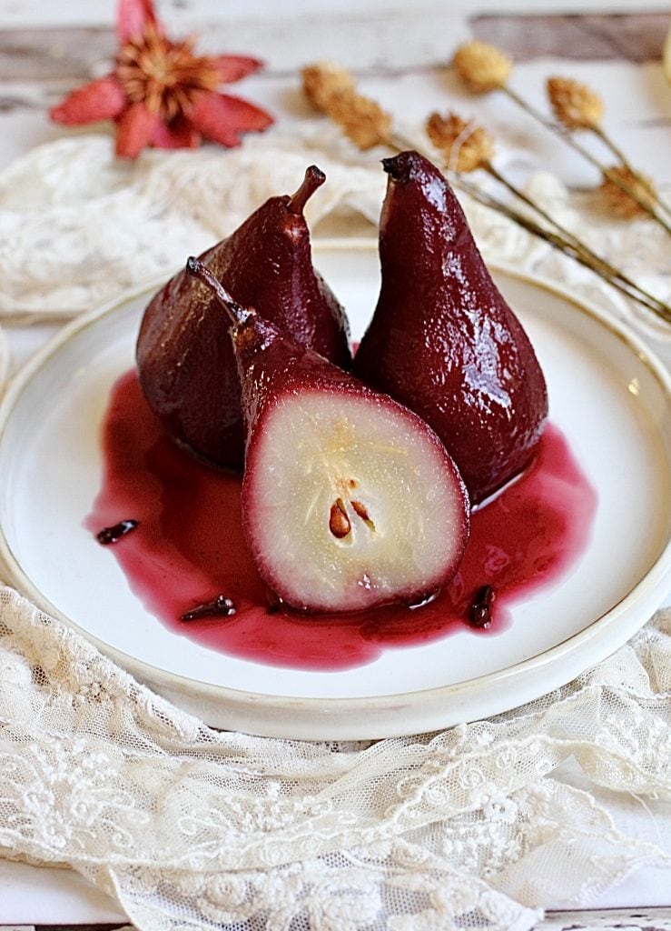 Birnen in Rotwein, wie man die Mahlzeit leicht abschließt
