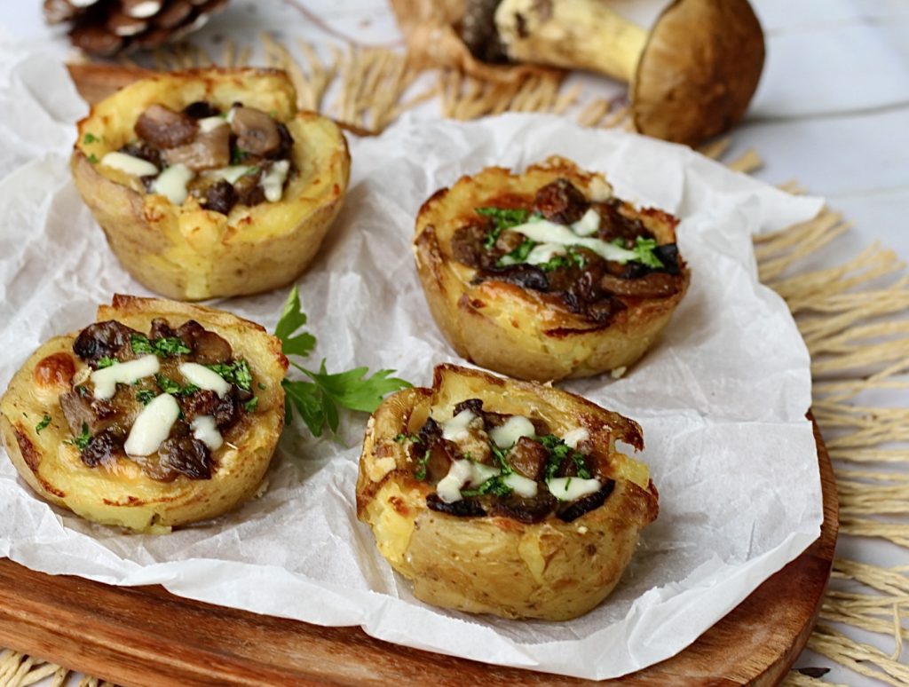 Kartoffelkörbchen gefüllt mit Pilzen und Käse