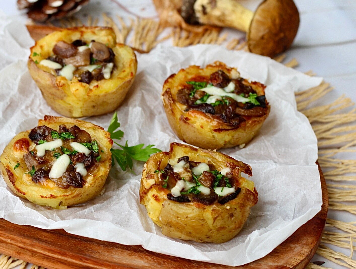 Kartoffelkörbchen gefüllt mit Pilzen und Käse