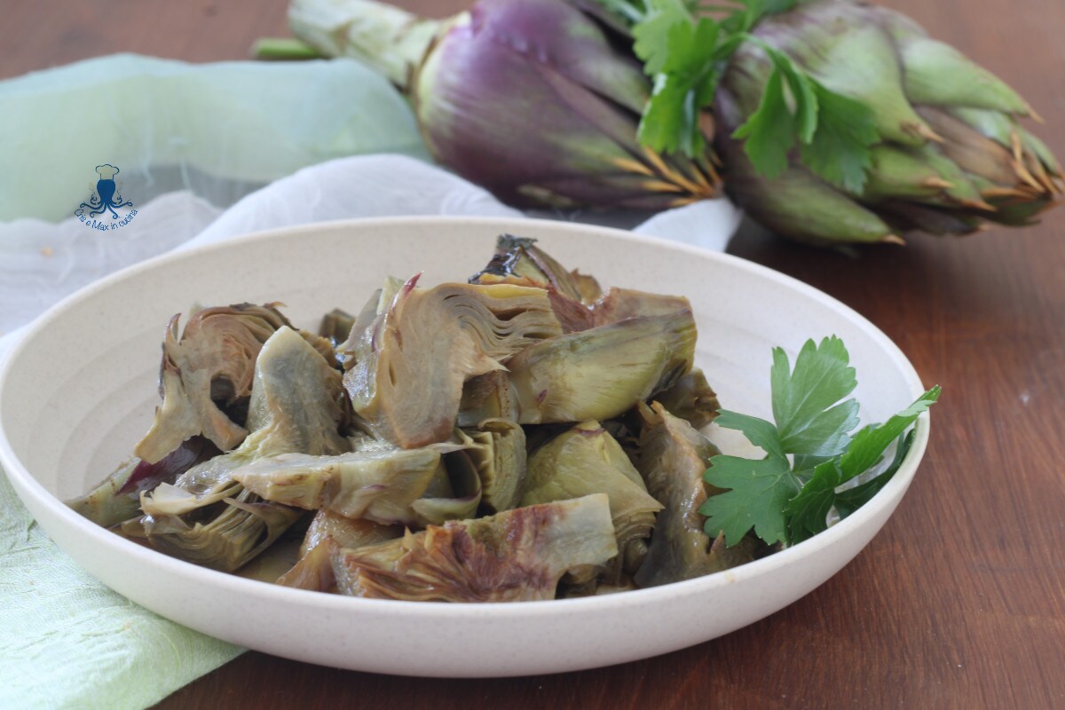 In der Pfanne gegarte Artischocken mit Knoblauch und Öl