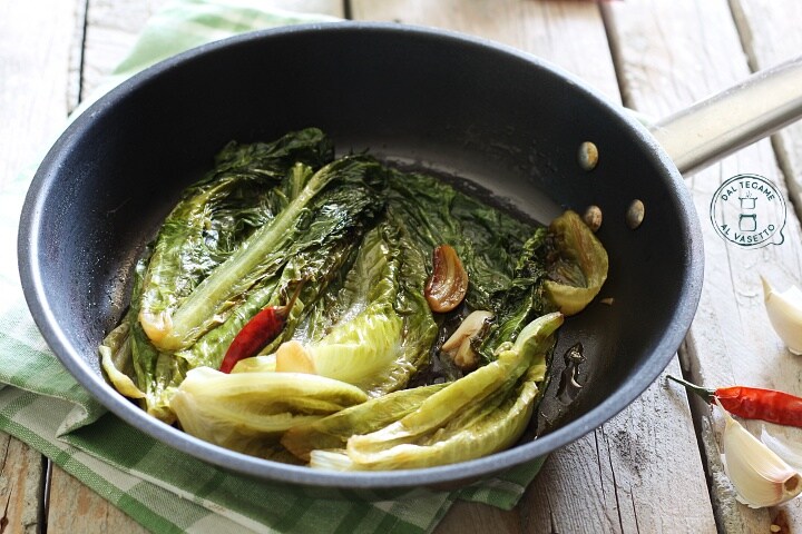In der Pfanne geschwenkter Kopfsalat