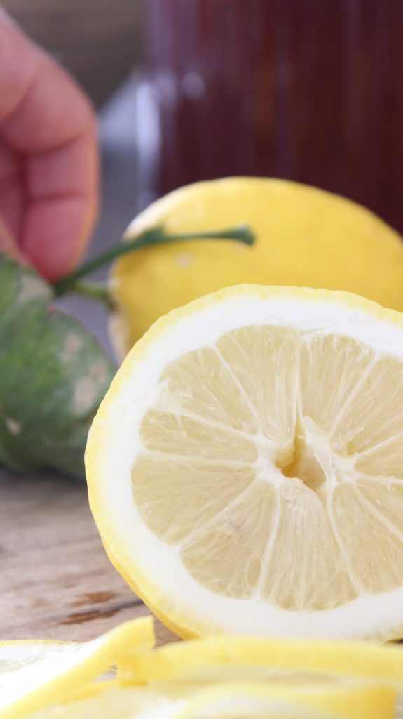 in Scheiben geschnittene Zitrone