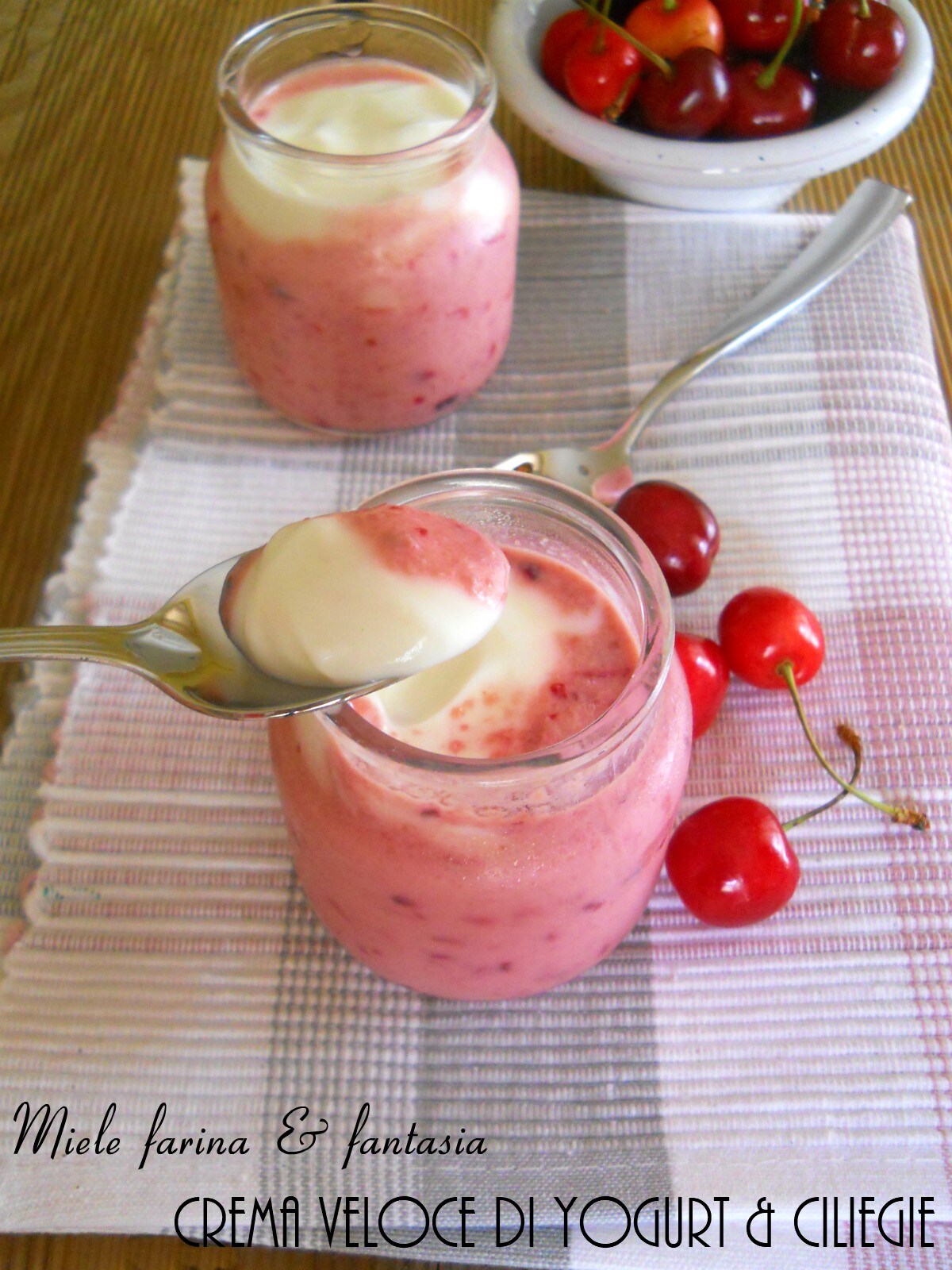 Joghurt- und Kirschcreme.Dessert zum Löffeln