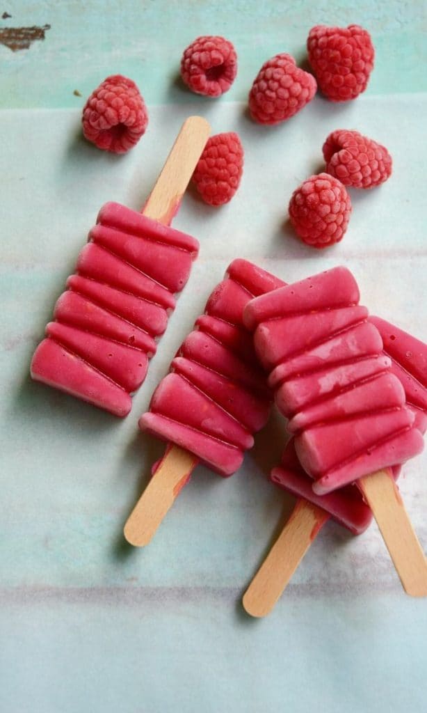 Joghurteis am Stiel mit Himbeeren