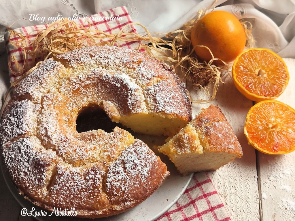 Joghurtkranz mit Orange in fünf Minuten alles in einer Schüssel, der Kranz, den man mit einem Löffel macht, wie es die Großmütter gemacht haben