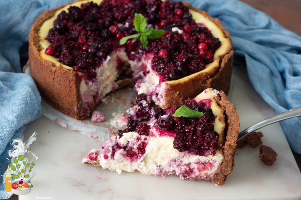 Gebackener Käsekuchen mit Ricotta und Waldbeeren