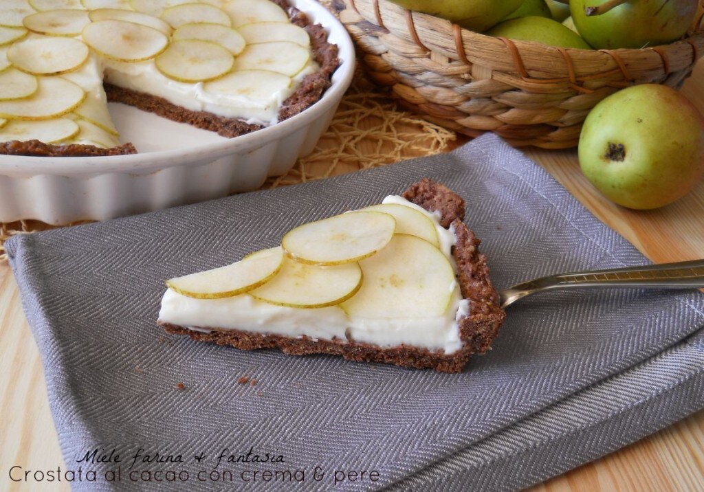 Kakaotorte mit Milchcreme und Birnen
