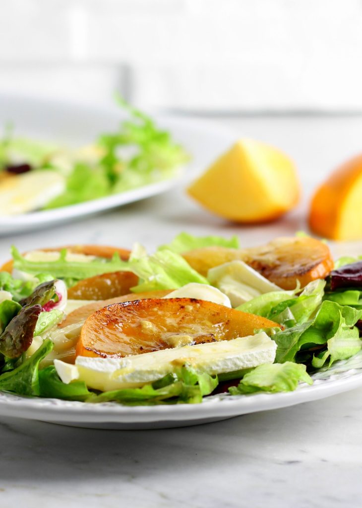 Salat mit Apfelkaki und Tomino