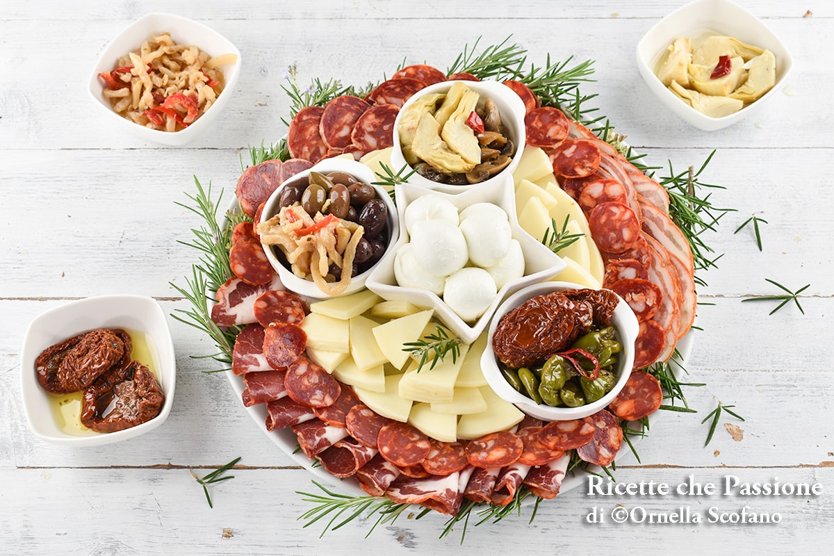 Kalabrische Vorspeise mit Wurst, Käse und in Öl eingelegtem Gemüse