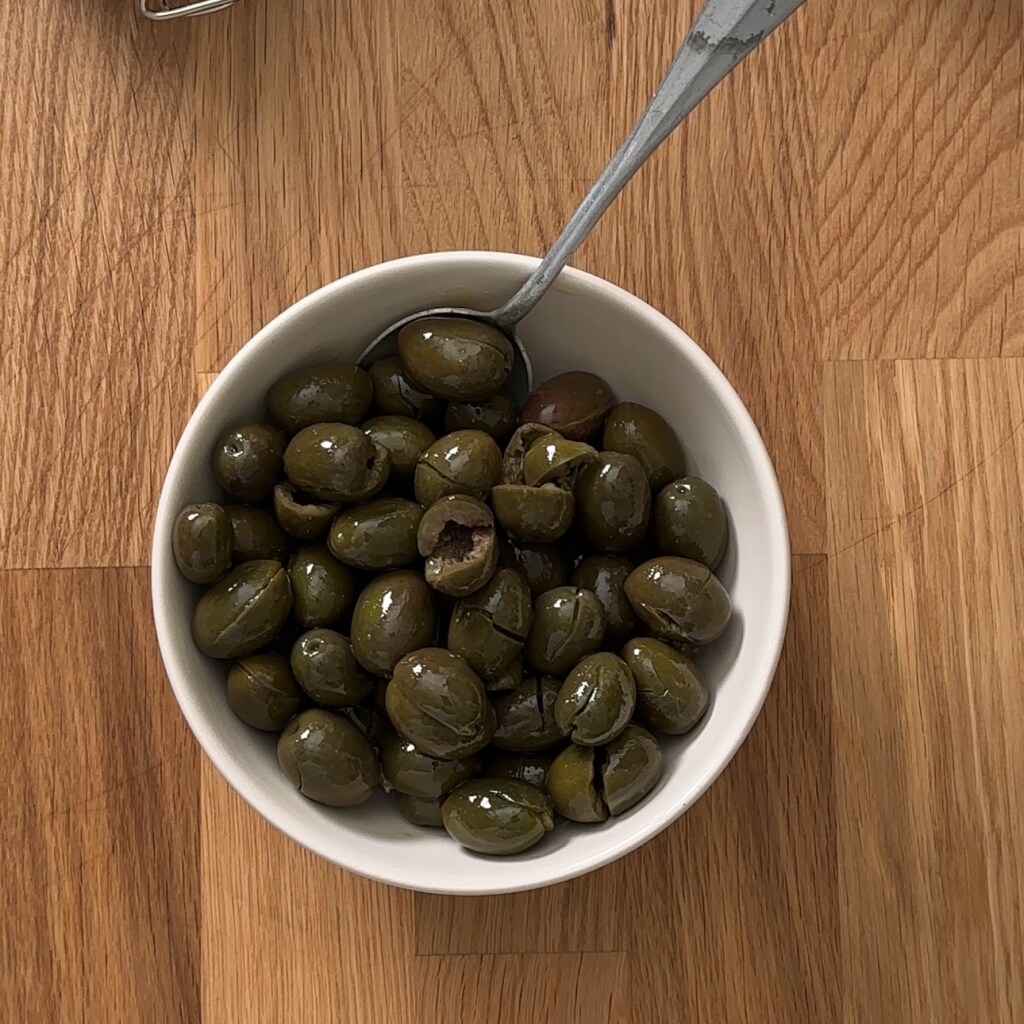 zerdrückte Oliven ohne Kern, die gesüßt wurden