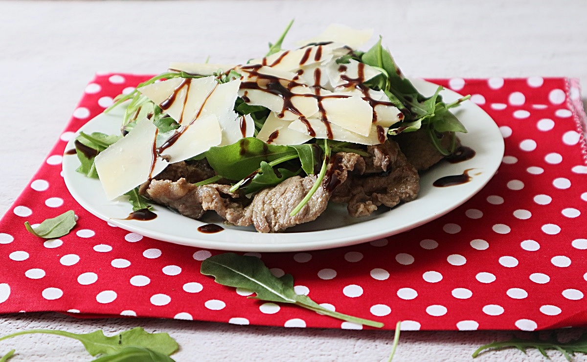 Kalbfleischstreifen mit Rucola und Parmesan