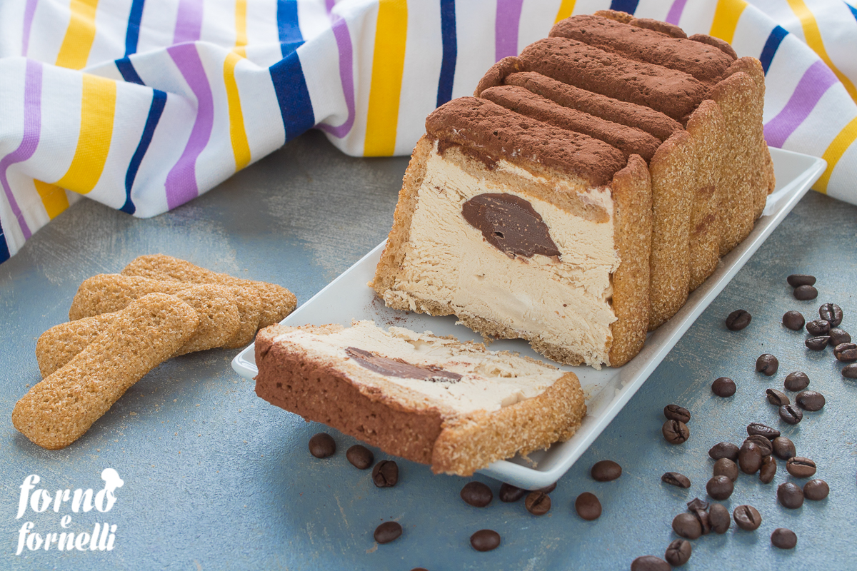 Kalter Kuchen mit Pavesini und Kaffee