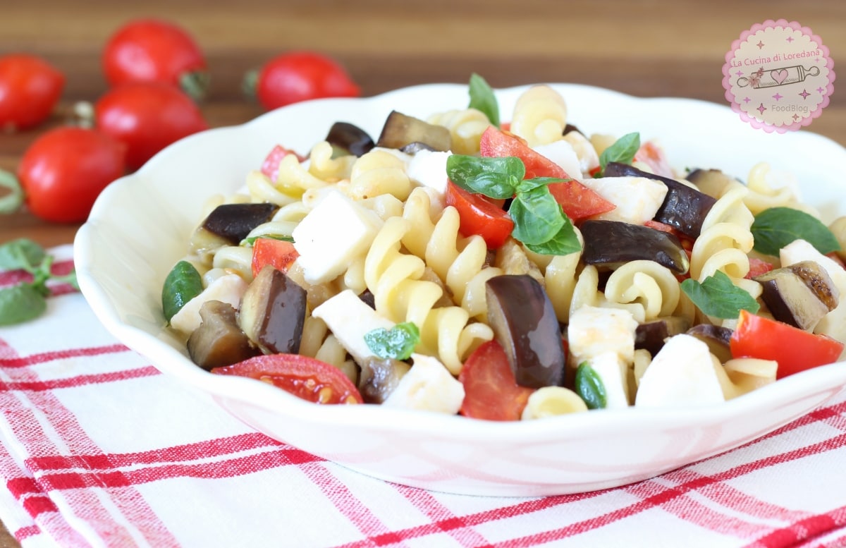 KALTER NUDELSALAT MIT AUBERGINEN UND FRISCHER MOZZARELLA, LECKER UND ERFRISCHEND