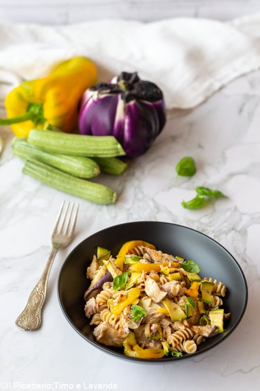 kalter Nudelsalat mit gegrilltem Gemüse