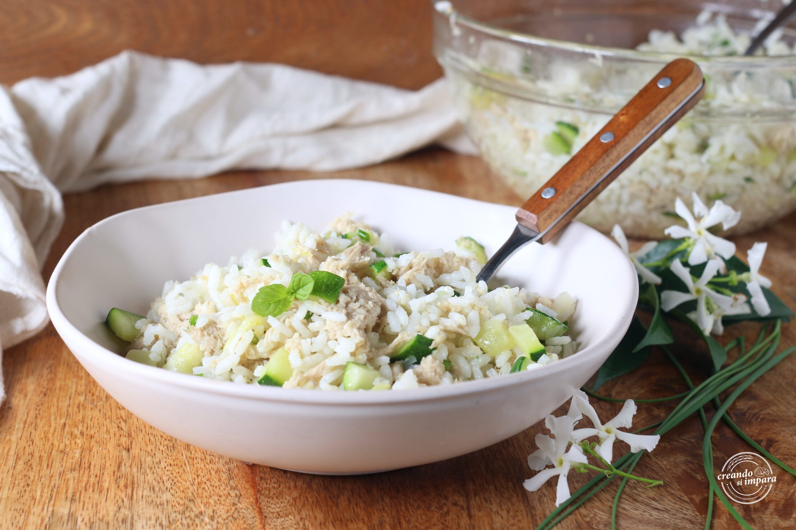 Reissalat mit Zucchini und veganem Thunfisch