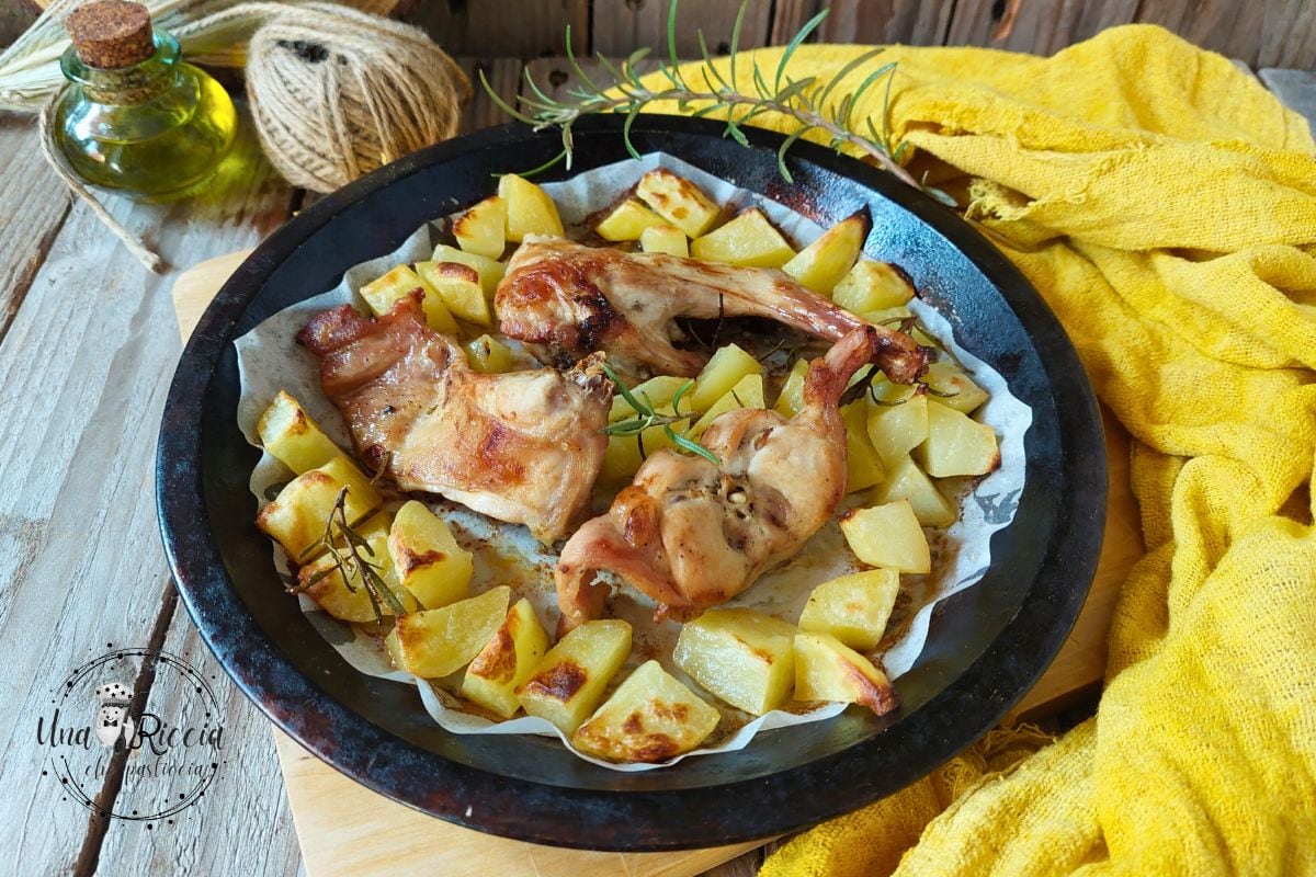 Kaninchen im Ofen mit Kartoffeln