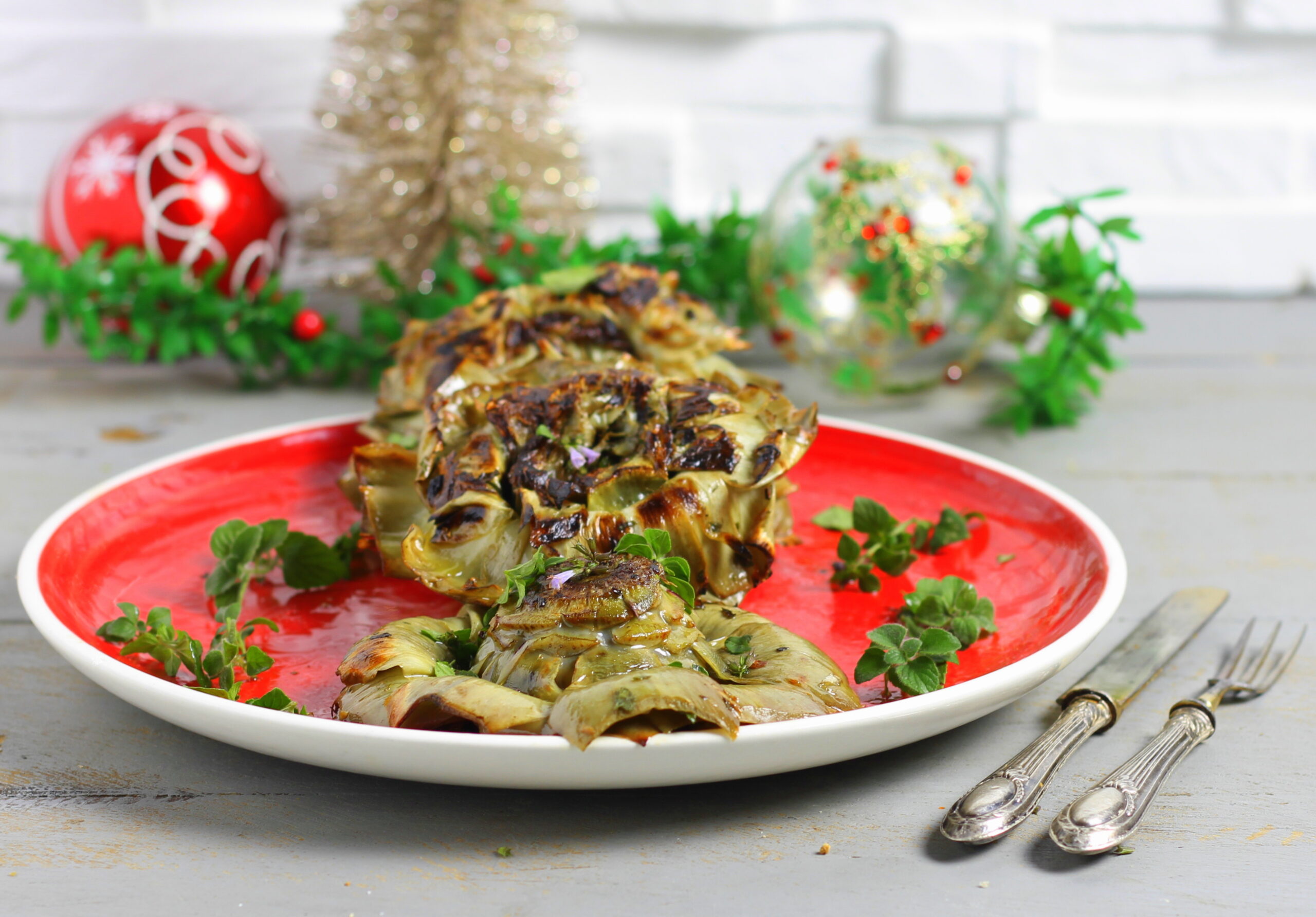 Römische Artischocken in der Pfanne gegrillt