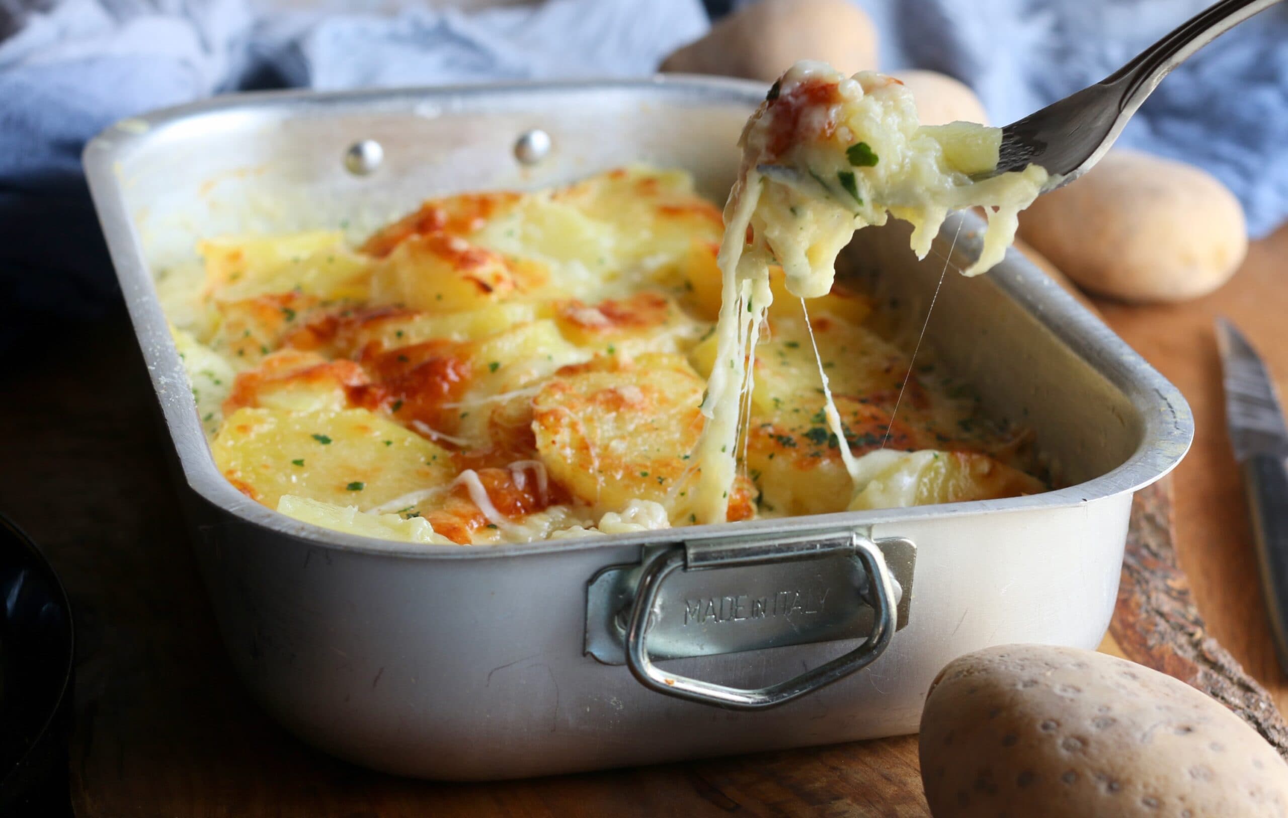 Kartoffel-Millefoglie mit geschmolzenem Käse