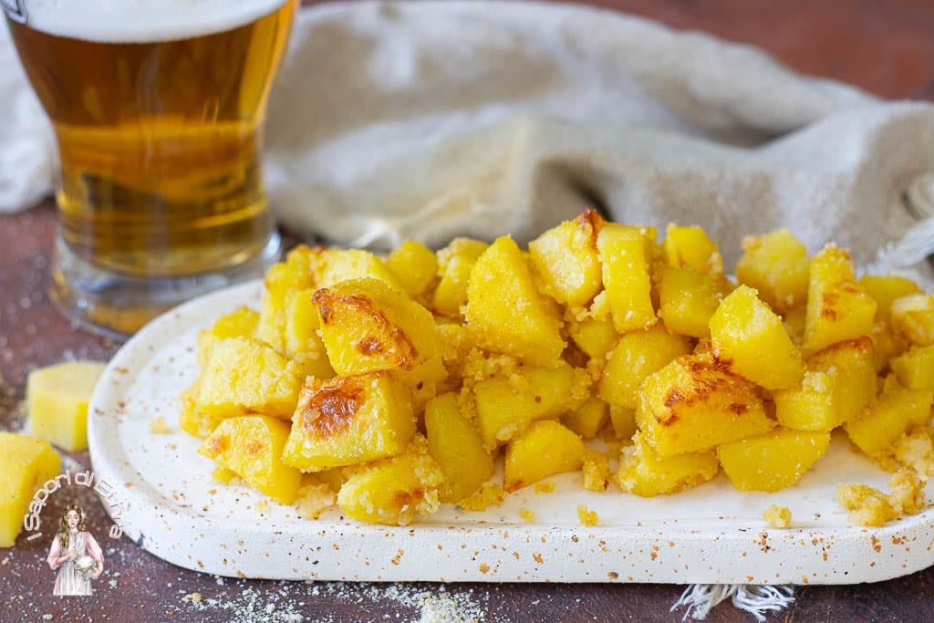 Im Ofen überbackene Kartoffeln mit Bier