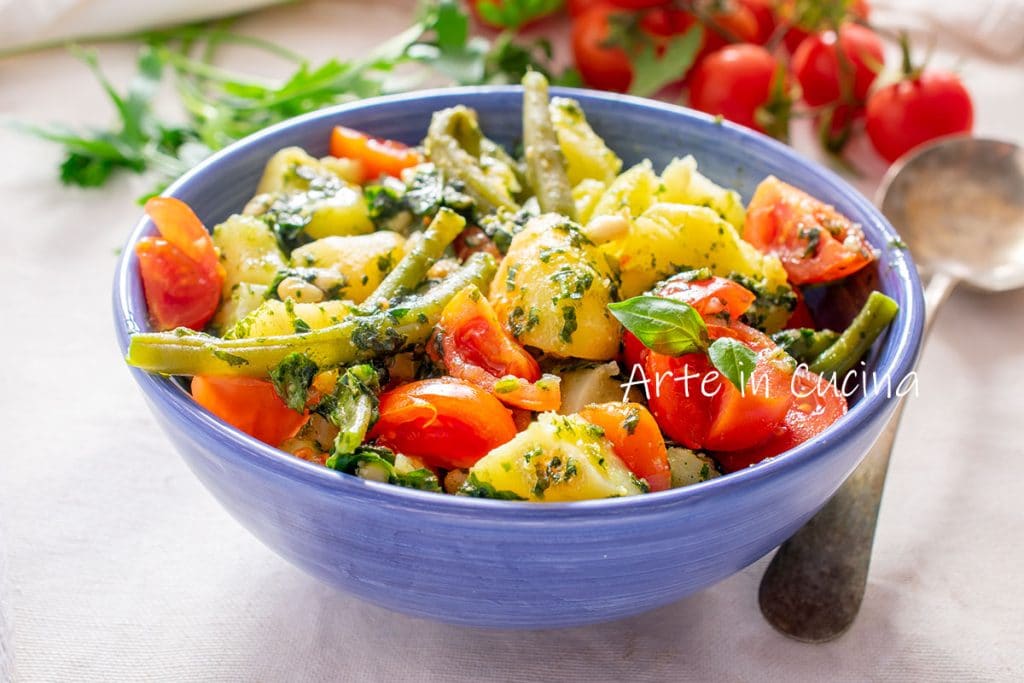 Kartoffeln mit Pesto und Tomaten im Salat