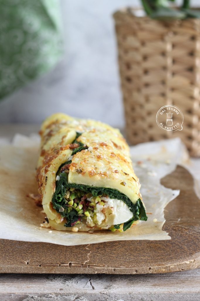 in Scheiben geschnittene Kartoffeln gefüllt mit Spinat und Feta, gerollt und in der Mikrowelle gekocht
