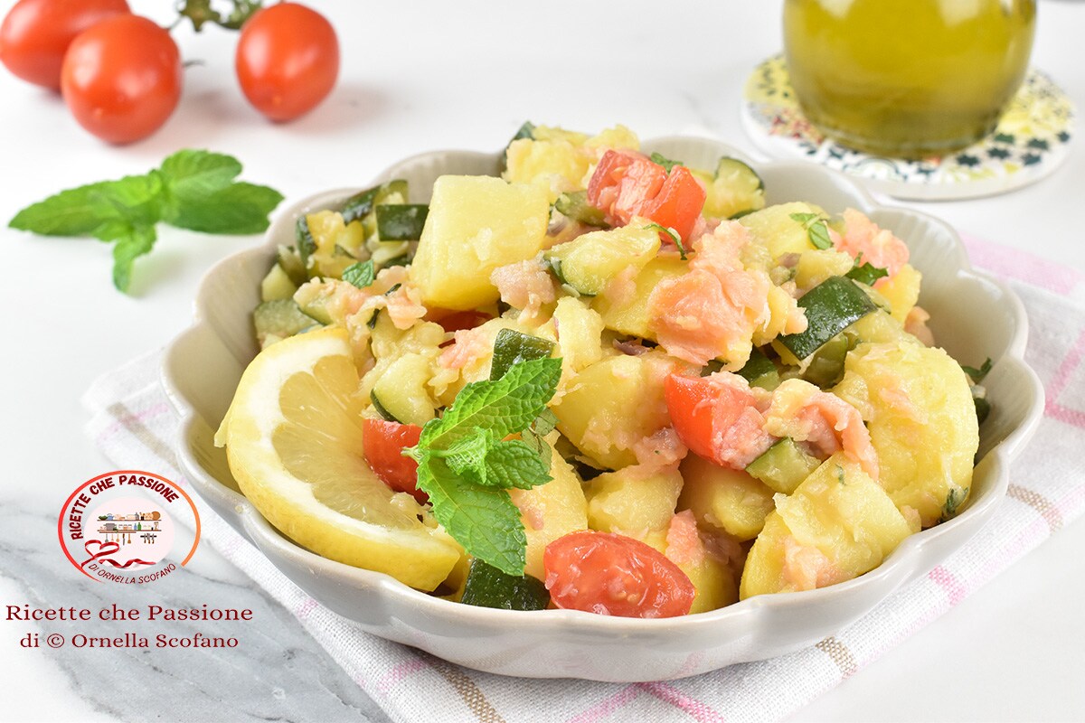 Kartoffelsalat mit Zucchini und geräuchertem Lachs