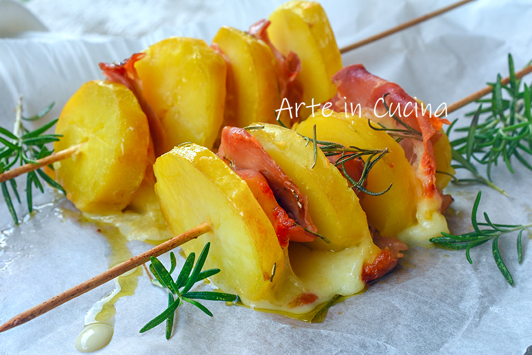 Kartoffelspieße mit Speck und Provola